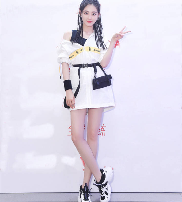 内衣|祝绪丹代言某运动品牌，内衣外露显身材，曾“一字马”垫7块砖