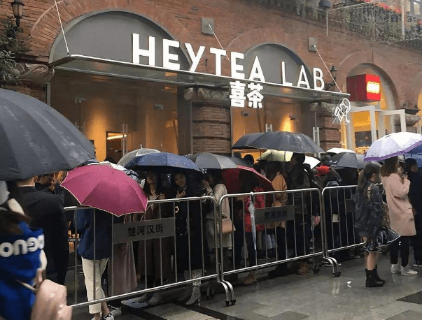 亏损|绕地球1圈成历史，疫情、喜茶们的暴击下，杯装的香飘飘要悲壮？