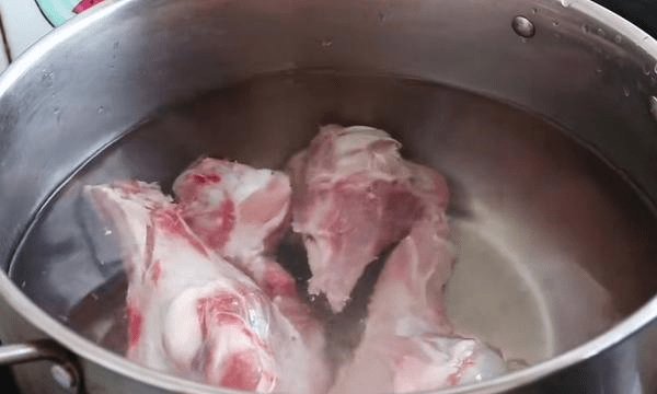 炒肉丝需要用水炖一会吗 f9a4ec41d61e40348669d240c5b413f3.png