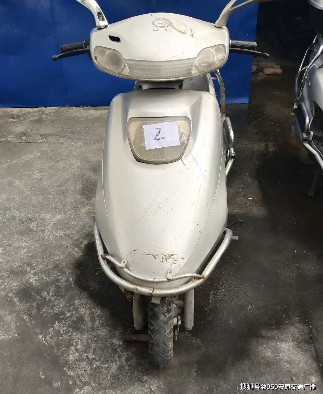 银白色立马电动车 车架号:d505z1422081768 电机号:lm60v800w60