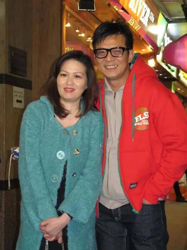 母之痛|原创三十而立的黄芷晴，沉浸失母之痛，被爸爸黄日华爱进骨子里