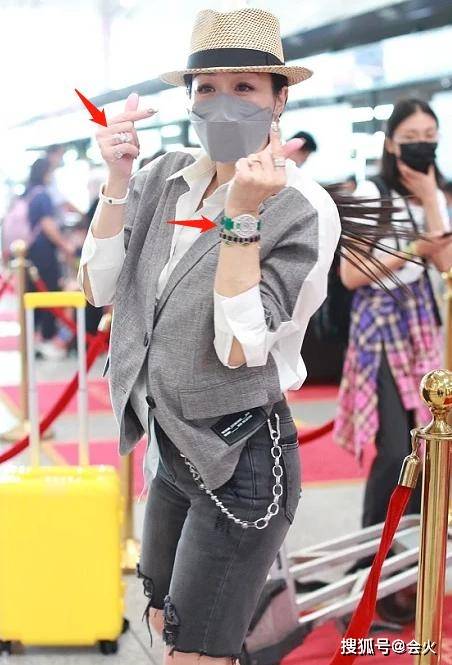 钻戒|钟丽缇手戴6枚大钻戒，70万名牌腕表不离身，全身行头价值超100万