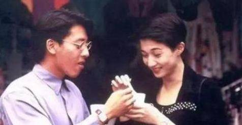54岁吕颂贤致敬令狐冲难掩老态，商演冷清无人理，结婚12年无子女