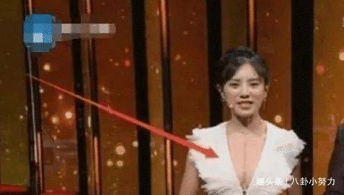 朱丹|原创女主持穿衣失误，少穿一件，张国立现场硬撑1小时目不斜视