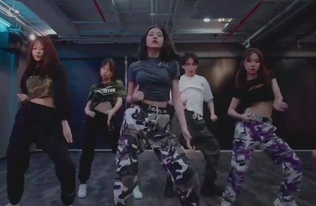 苹果|原创汪峰大女儿小苹果晒舞蹈视频，表情管理到位，稳居C位又美又飒