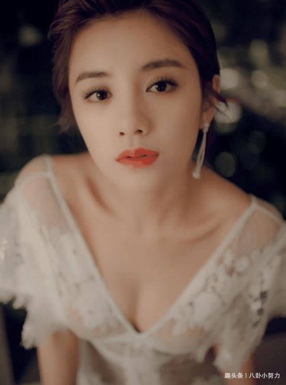 朱丹|原创女主持穿衣失误，少穿一件，张国立现场硬撑1小时目不斜视