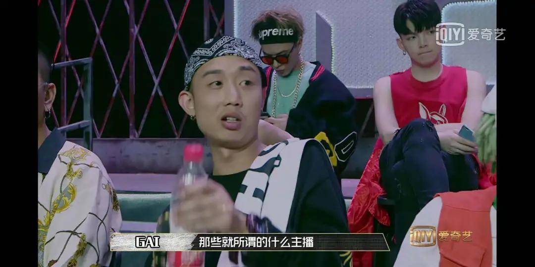 出圈|原创《中国新说唱》开播，率先出圈的是rapper们的穿搭和身上的膏药