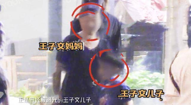 王子文疑带儿子现身机场二人互动有爱，孩子生