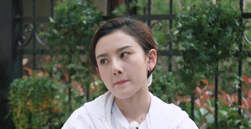 宋祖儿的"麻花坐姿"火了,动作看似简单,普通人不敢随便模仿!_节目