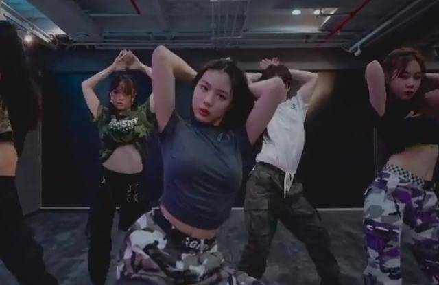 苹果|原创汪峰大女儿小苹果晒舞蹈视频，表情管理到位，稳居C位又美又飒