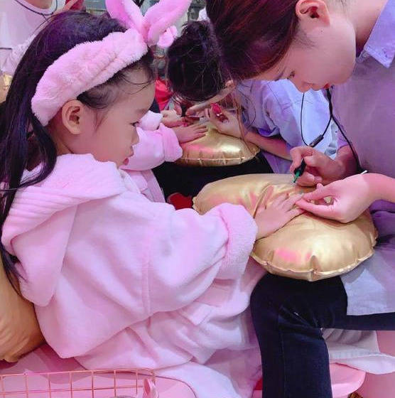 原创伊能静姐姐“精养”女儿引批评,网友:太过细致会成伤害 原创伊能静姐姐“精养”女儿引批评,网友:太过细致会成伤害
