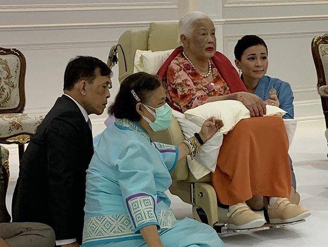 蓝宝石|泰国太后果然宠苏提达王后！奢华珠宝赠儿媳，蓝宝石配绿裙惊艳了