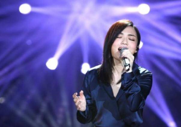徐佳莹现身音乐节，挺着孕肚穿着高跟鞋卖力表演，徐妈妈小心点