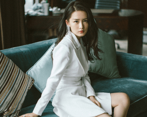 西装|女明星穿纯白西装,赵粤变潇洒美男子,看到热巴:私人订制!