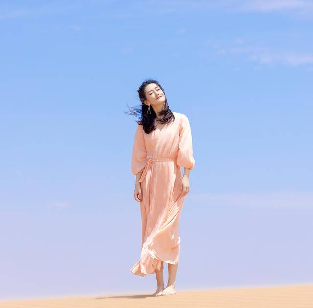 谢娜穿橘粉色连衣裙在沙漠拍照,浪漫甜美很飘逸,旅行这么穿超美