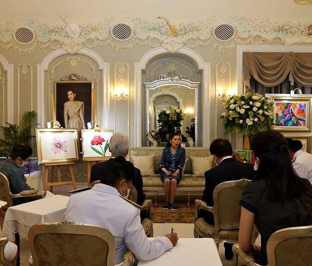 身形|泰国血友病公主身残志坚！穿孔雀蓝裙亮相，身形扭曲依然打扮精致