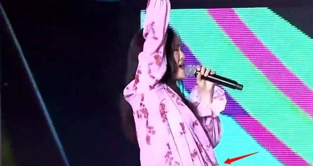 徐佳莹现身音乐节，挺着孕肚穿着高跟鞋卖力表演，徐妈妈小心点