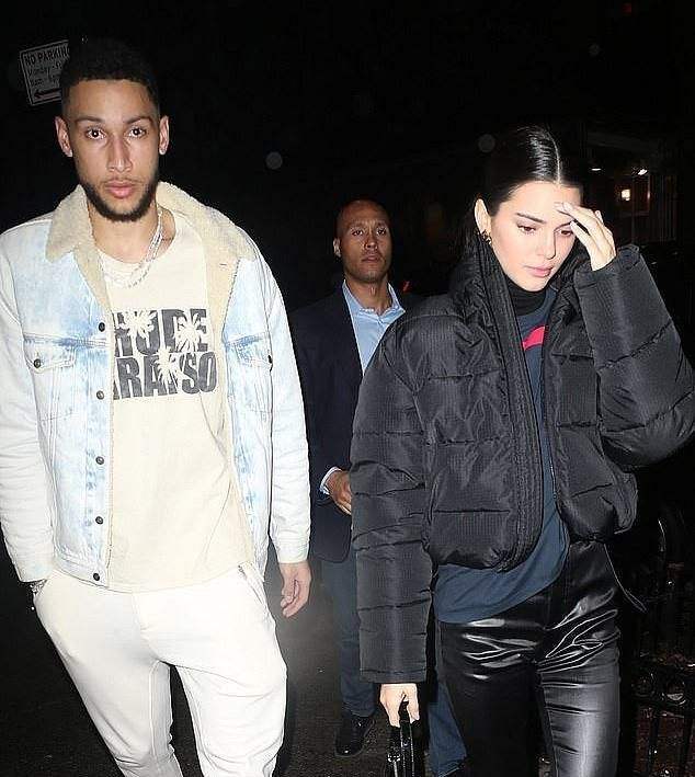 布克|布克和西蒙斯女友正式同居!大清早一同出门遛狗,詹娜穿性感小背心