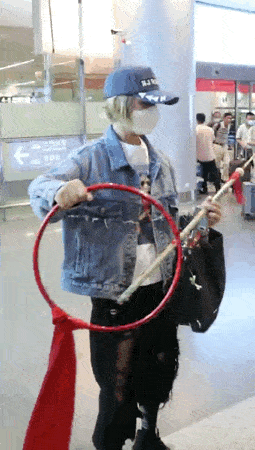 好身材|原创宁静现身机场,穿健美裤秀好身材,高抬腿整理高筒袜不拘小节