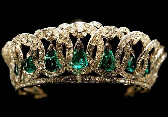 王子|英国王室祸起萧墙皆因一顶皇冠？哈里王子为宠妻竟对女王出言不逊