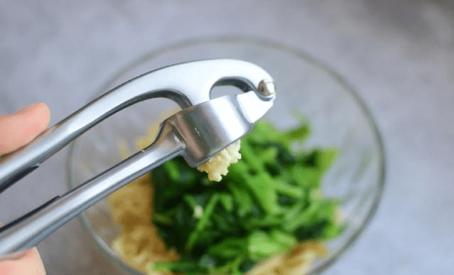 菠菜家常做法第一美食 cb3edea8f2fc466491c0473a4041f66c.png