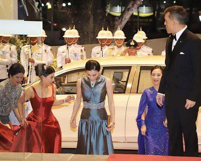 蓝宝石|泰国太后果然宠苏提达王后！奢华珠宝赠儿媳，蓝宝石配绿裙惊艳了