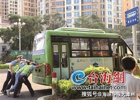 事发漳州,公交车半路出故障交警化身"推车侠"