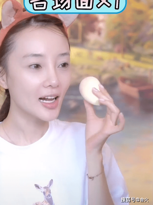李小璐素颜脸颊凹陷干瘪吓人,网友:可以演鬼片了