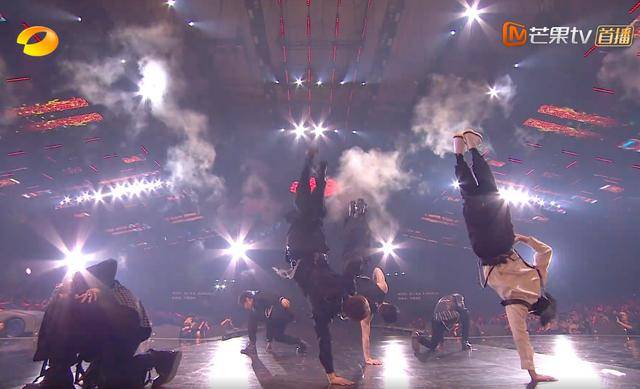 齐舞|原创《哥哥》出道团舞台首秀不尽人意:孙耀威跳舞抢拍,张远对嘴出错