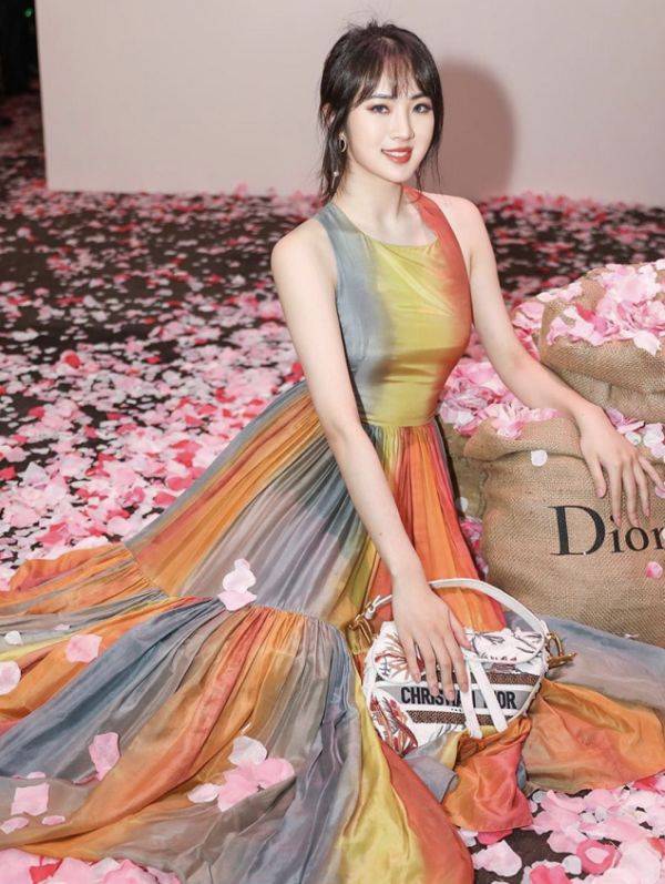 彩虹|华为千金又要火了！姚安娜穿“彩虹裙”露面，撞脸杨幂啥情况