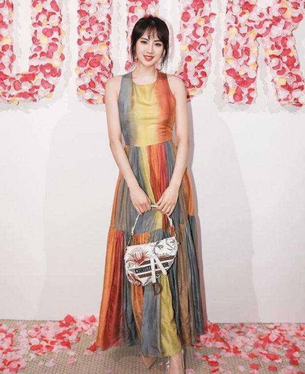 彩虹|华为千金又要火了！姚安娜穿“彩虹裙”露面，撞脸杨幂啥情况