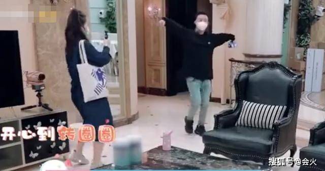 超大|原创知名歌手豪宅罕曝光，装修豪华面积超大，曾吃不起饭被女友接济