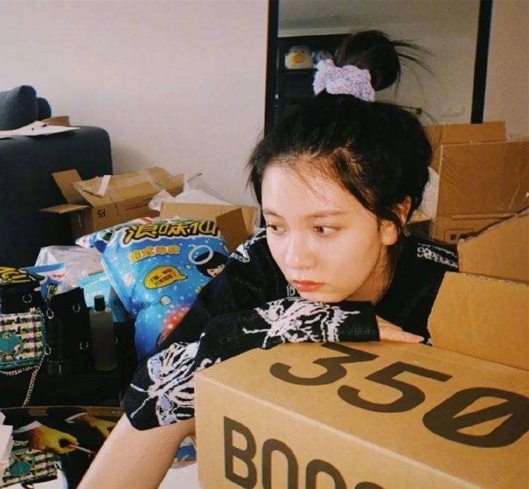 拜虞书|拜虞书欣所赐,这4款复古发饰全火了,戚薇郑爽戴上后嫩回18岁