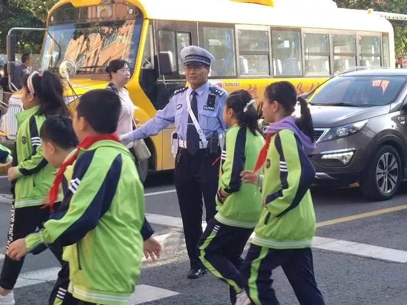 怎么当上交警大队长 ac2946c454cd405687a85afd166dfcd7.jpeg