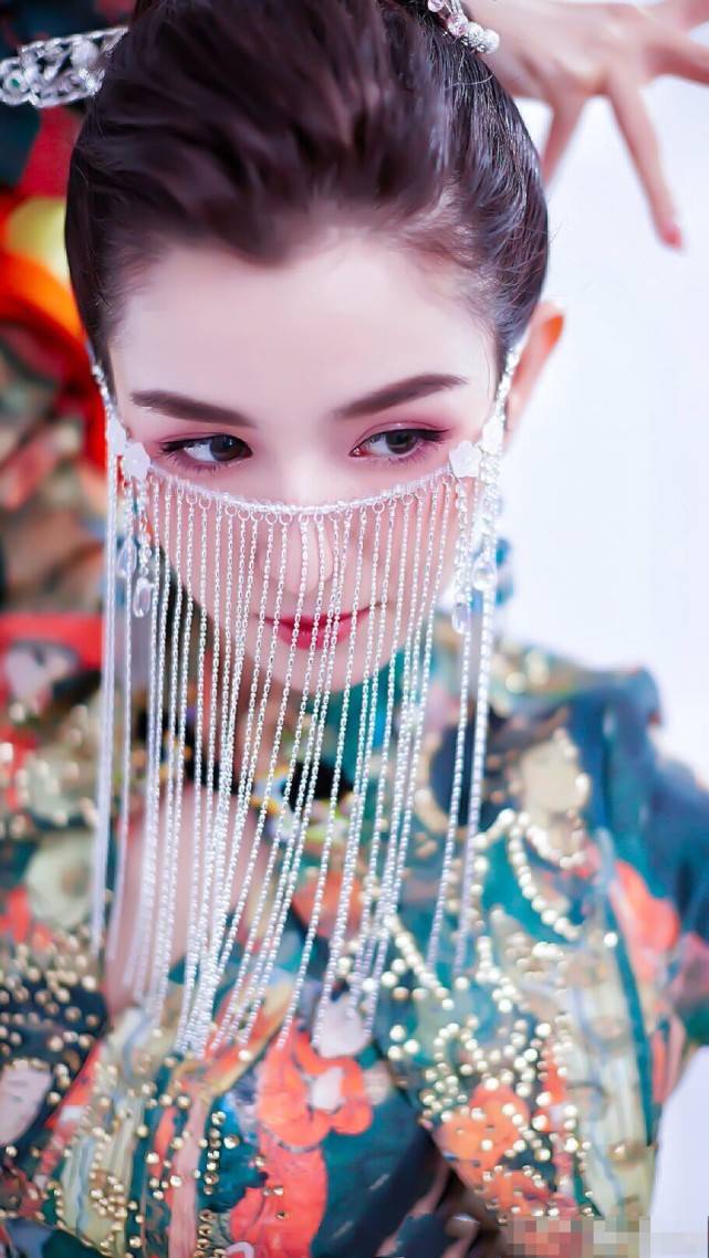 作品|原创《玉楼春》中哈妮克孜，清雅素净比平时更加美，网友感叹仙女下凡