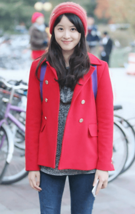 排场|章泽天风波后大蜕变！参加上流聚会显排场，站边缘仍美成C位