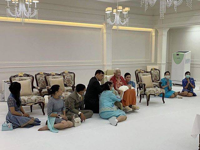 一身|泰国诗琳通公主瘦了！穿一身薄荷绿肚腩没了，被王后排挤都很大度