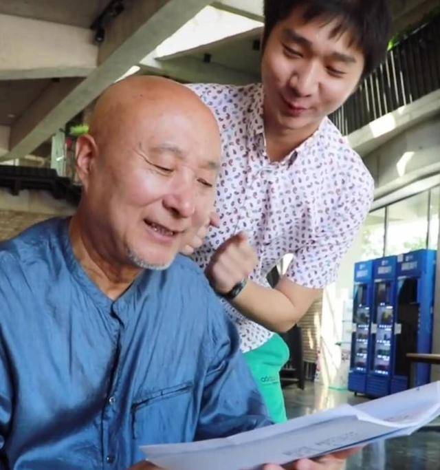 陈佩斯儿子靠爸爸吃饭?当父亲助理,累到在片场睡大觉