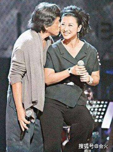 林子祥|原创58岁叶倩文与小鲜肉亲密贴脸不避嫌,曾抢闺蜜老公,还甩过费翔?