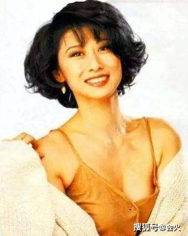 林子祥|原创58岁叶倩文与小鲜肉亲密贴脸不避嫌，曾抢闺蜜老公，还甩过费翔？