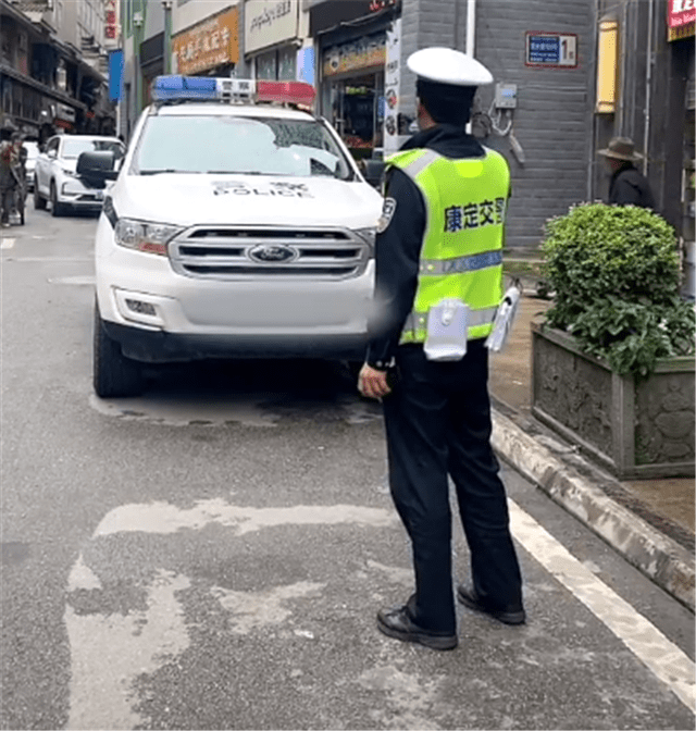 一台传祺一台皮卡违停被拍还都是警车可谓公正严明