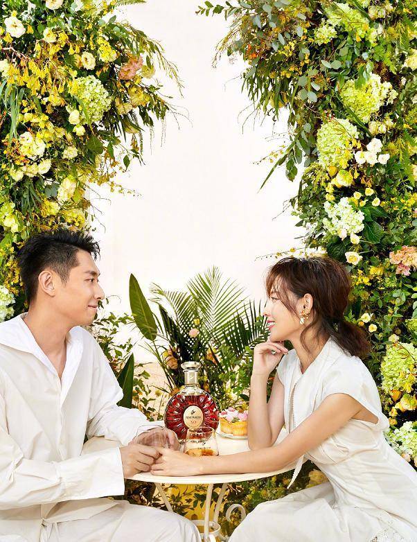 白衣|张嘉倪拍大片太酸了!和富二代老公穿白衣秀恩爱,高颜值夫妇赢了