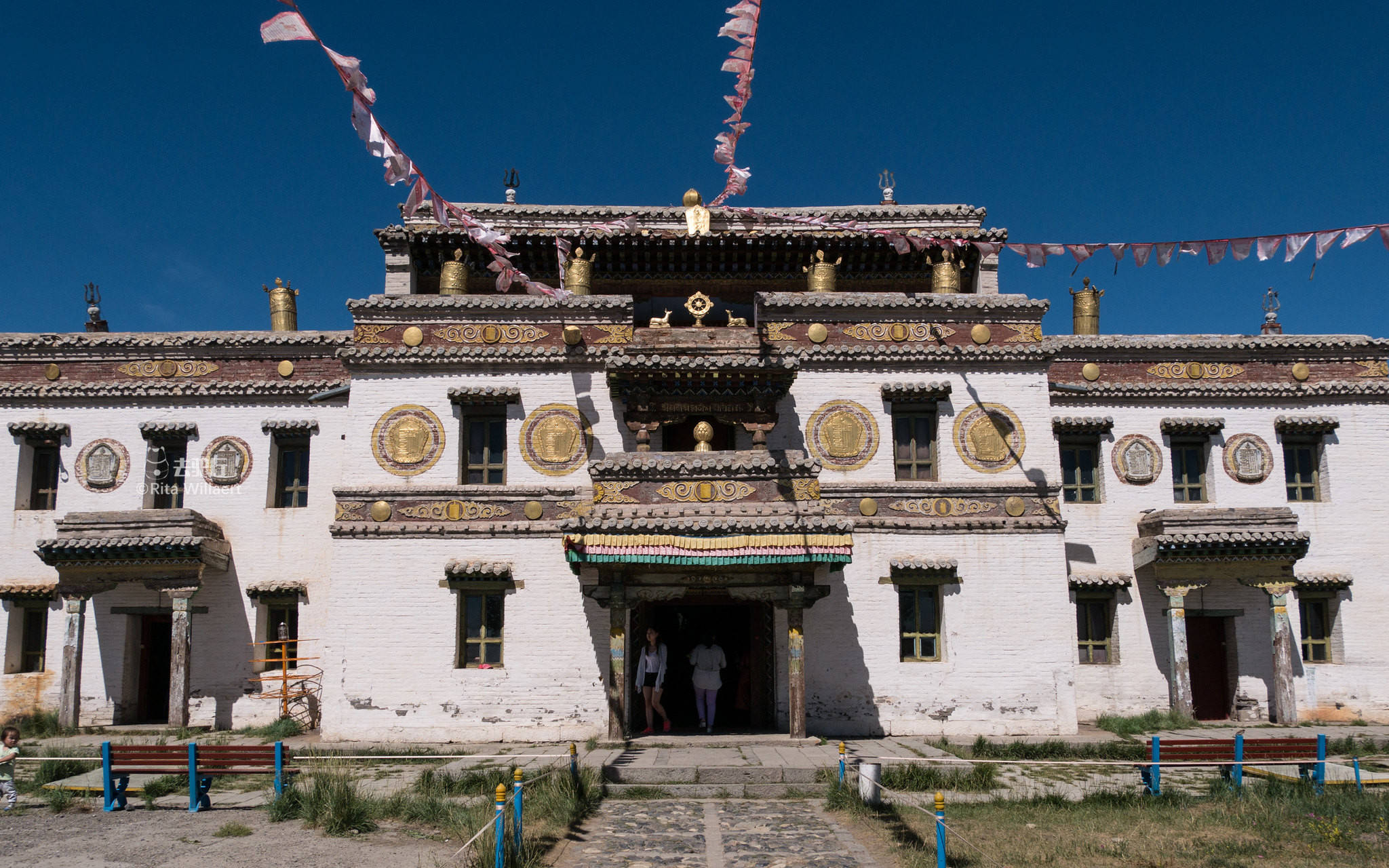 额尔德尼昭寺是一座典型的中国式古建筑寺庙,大至每个殿宇的功能性