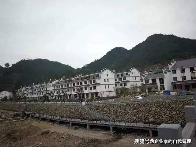 近日网上流传一段视频,广西灵山县伯劳镇伯劳村村民向村干部反映问题