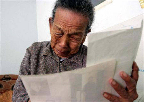 中国母亲养日本遗孤40年结果他一去不归母亲手持照片泪流不止