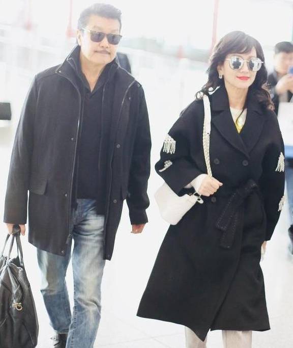 大衣|65岁的赵雅芝穿大衣浴袍走机场,虽然不抗老,却也只像50岁