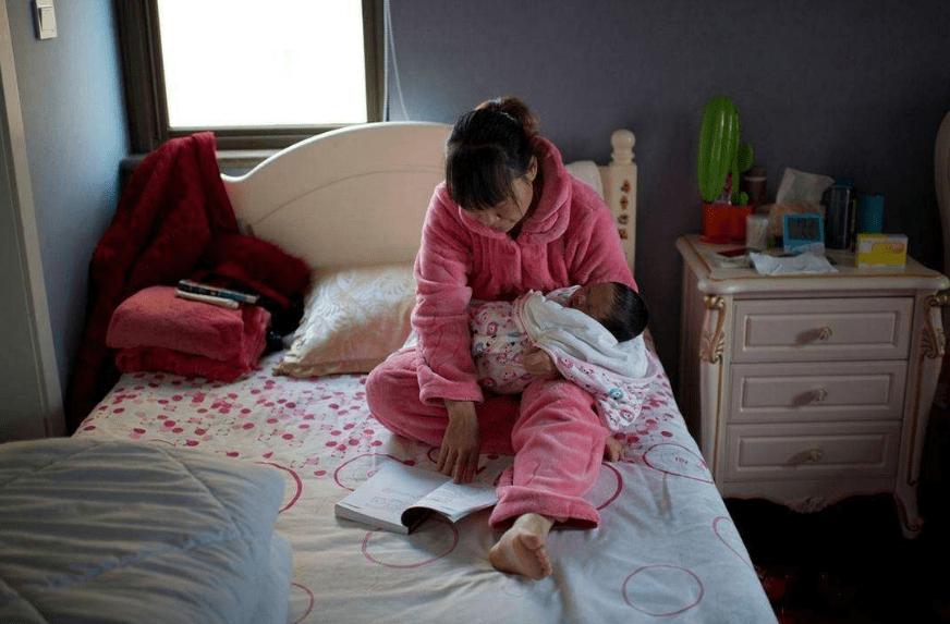 小宝宝|妈妈回来看见这样一幕,网友:亲爹爸爸哄娃一小时以为他睡着了