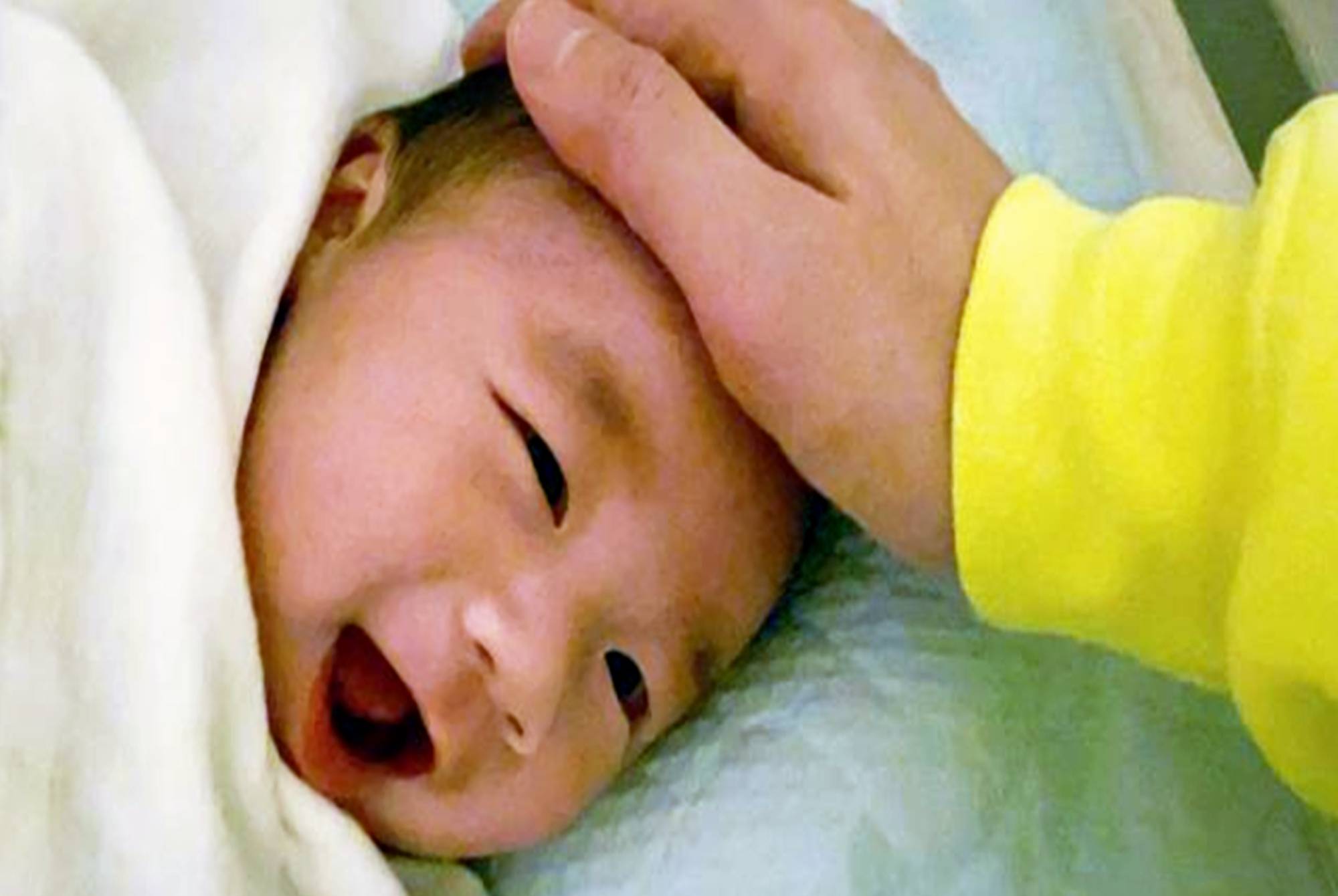 宝宝|24小时紧盯孩子睡觉，生怕趴睡窒息，看完泪目古巨基年近50得子