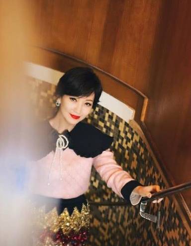 少女|65岁赵雅芝不服老！穿着打扮看似少女，无奈颈纹显露真实年龄