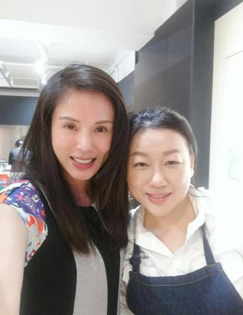 显得|原创李若彤跟粉丝合影，穿的硬是只有24岁，但脸的状态看得出50多了！